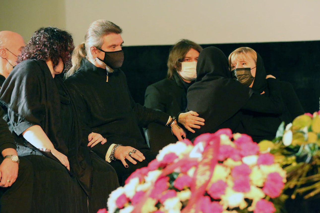 Режиссера похоронили рядом с женой Тамарой