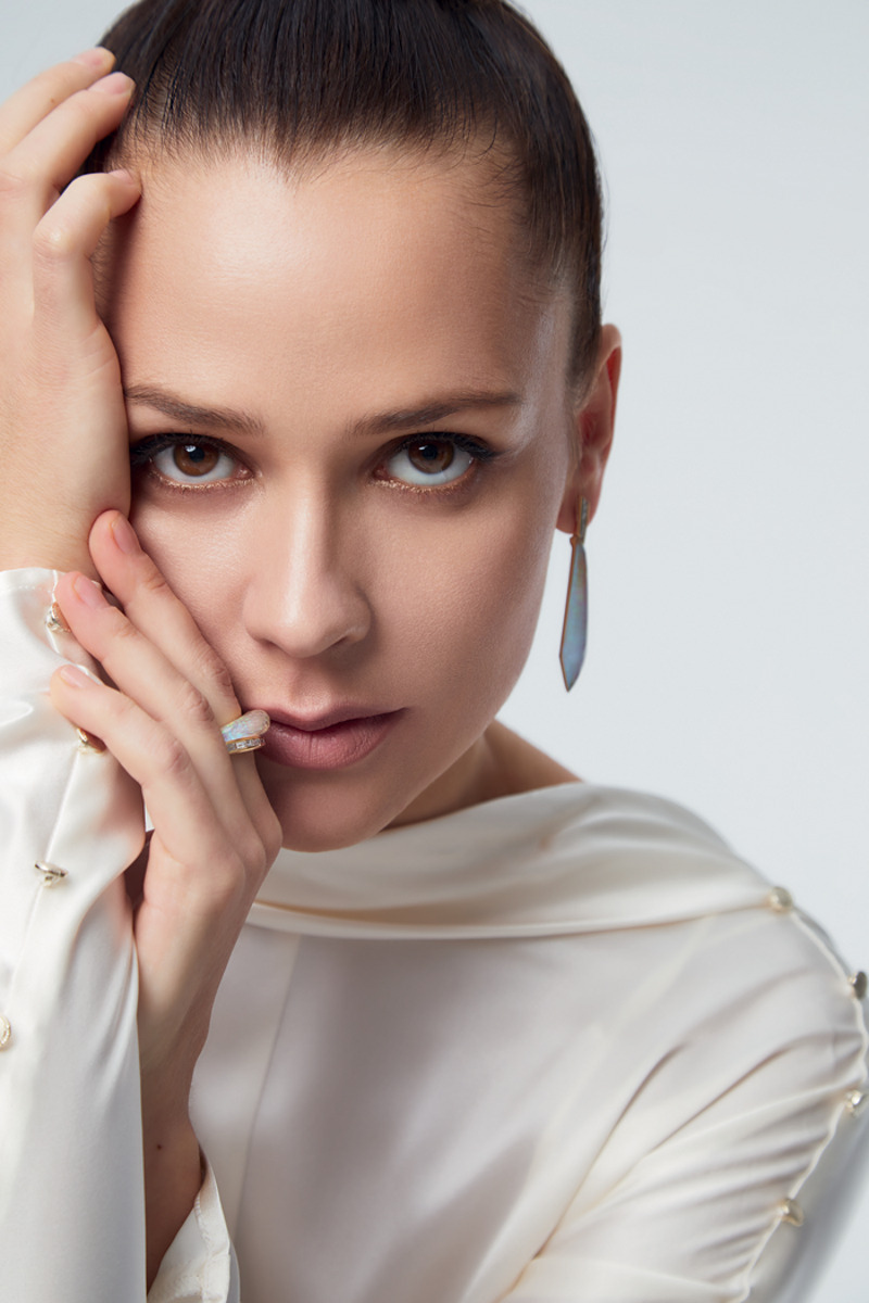 Платье, 12storeez; серьги и кольцо из коллекции Crystal Hare II, все – Stephen Webster