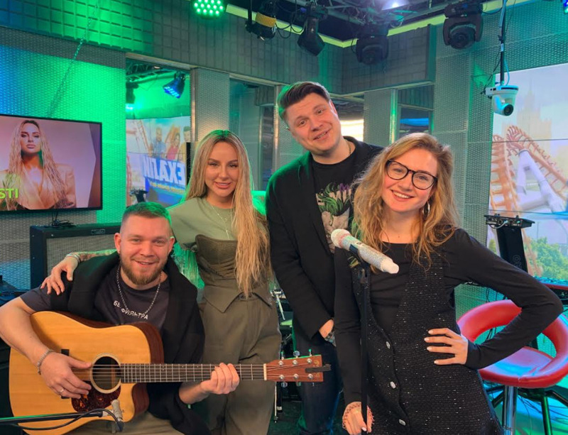 Анна Asti с ведущими драйв-шоу "Поехали"