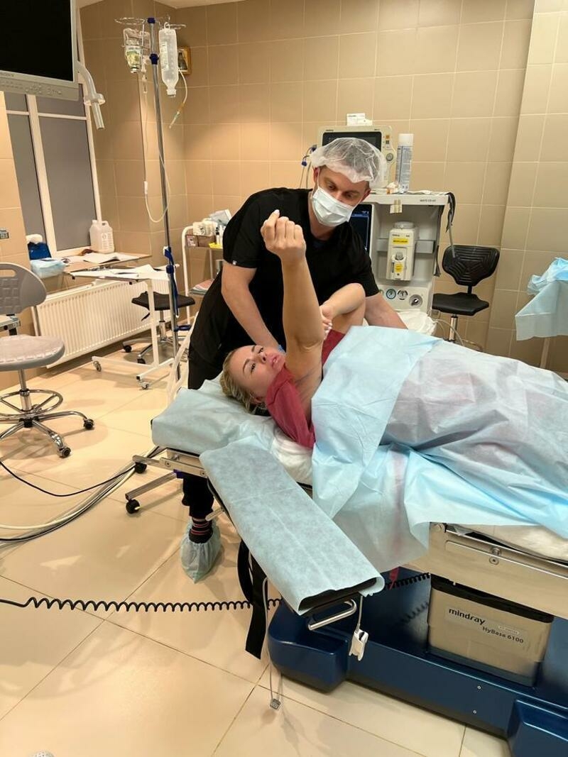 Анна Семенович не побоялась лечь на операционный стол