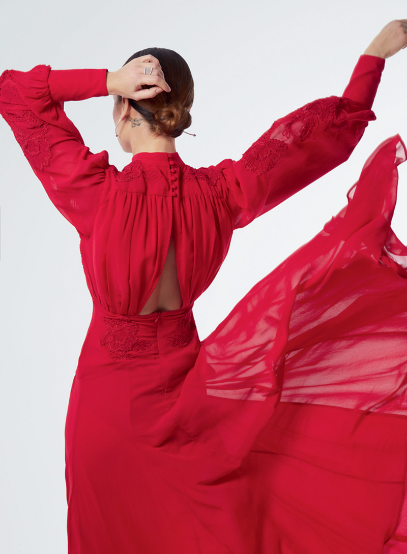 Платье, uterque; серьги из коллекции Соlor, кольцо из коллекции Miss Russia, все – Mercury