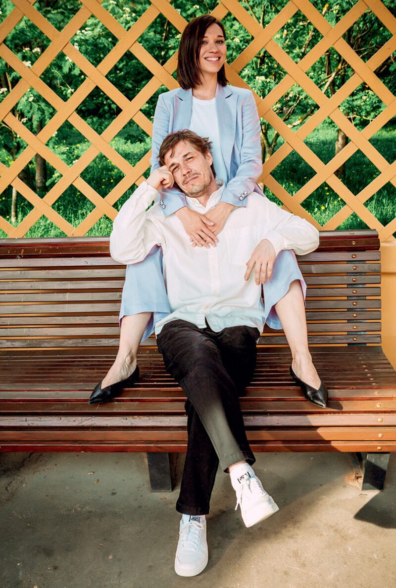 Артему понравилась Ксения еще со времен учебы в Школе-студии МХАТ,но их роман начался позже, в театре. Сейчас у пары двое детей