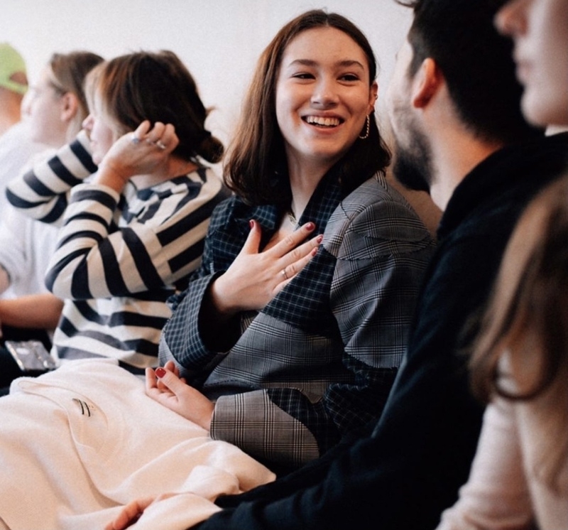 Девушка "засветила" кольцо на безымянном пальце правой руки