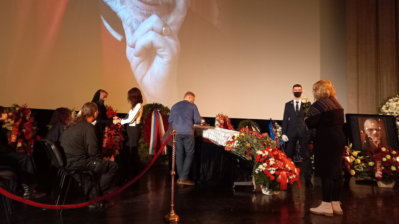 Рядом с гробом звезды сидели его дети