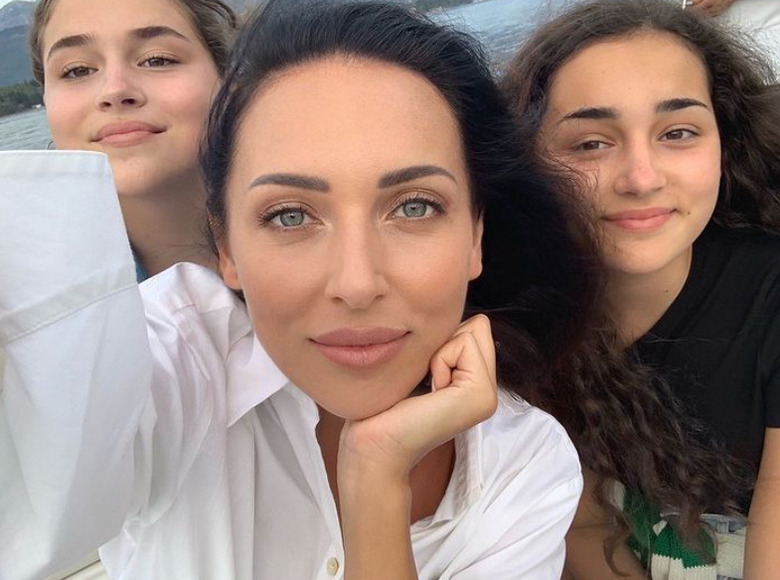 Алсу со своими дочерями