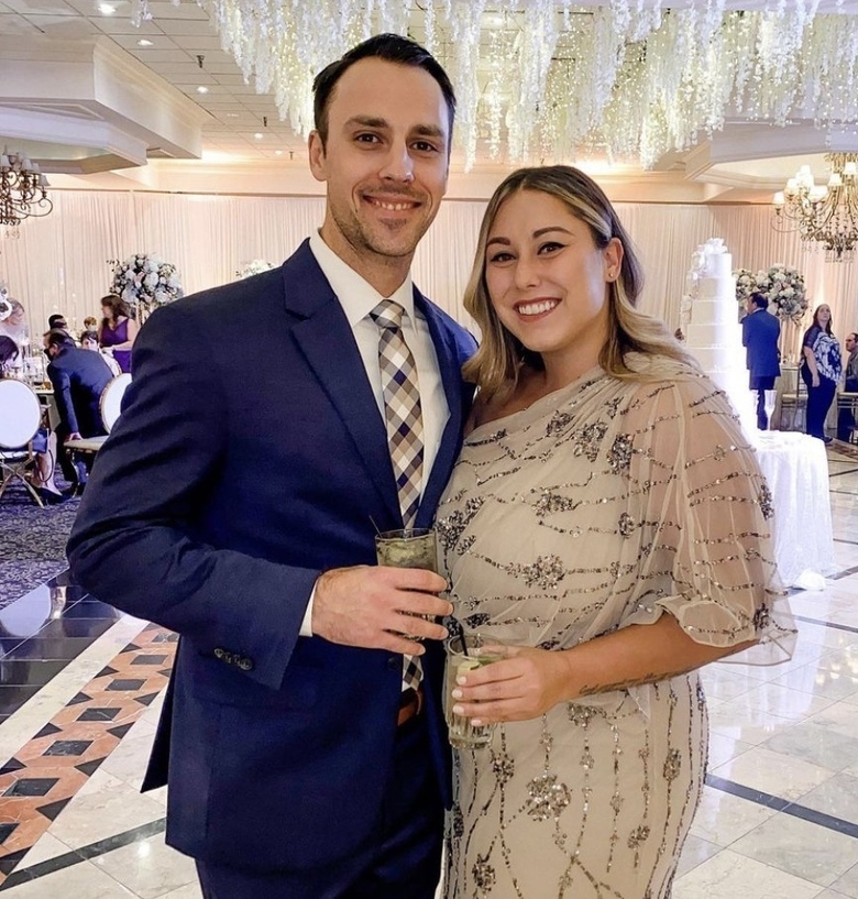 Алайна Скотт со своим женихом