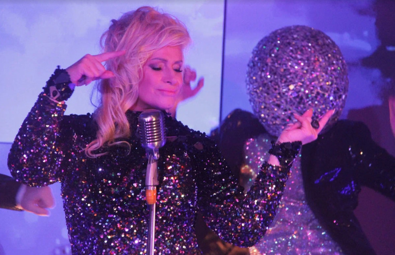 Участник съемок застрял в зеркальном блестящем шаре