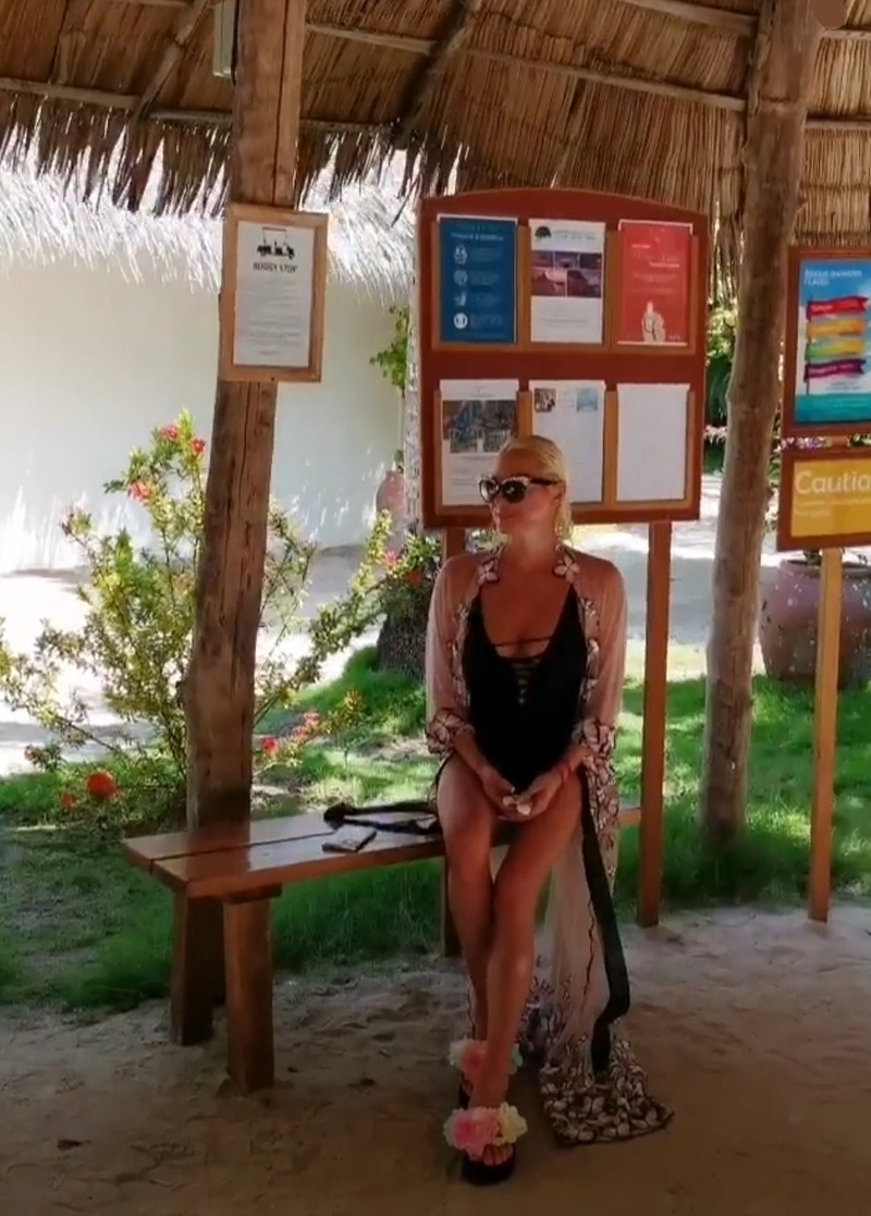 Анастасия Волочкова дожидалась Рождества на остановке общественного транспорта на Мальдивах