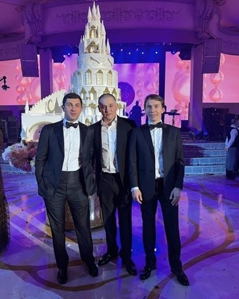 Свадебный торт был сделан в виде белоснежного замка