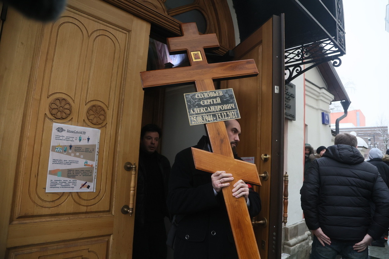 Отпевание режиссера прошло в той же церкви, где отпевали его сына Дмитрия