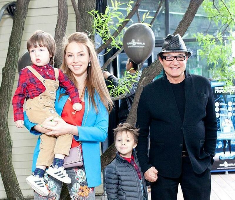 Дмитрий и Полина Дибровы с детьми