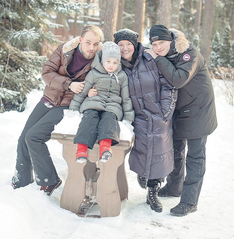 Алла Духова с семьей