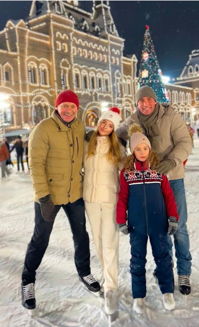 Димтрий и Лиза Песковы с родственниками