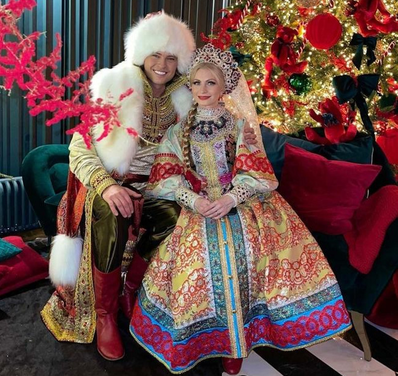 Прохор Шаляпин в роли деда Мороза со Снегурочкой