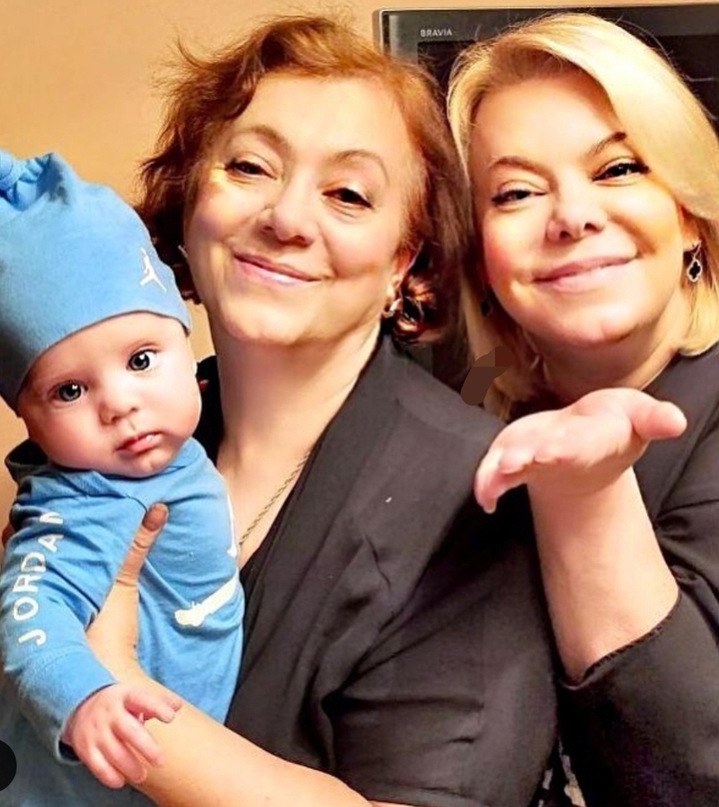 Актриса Яна Поплавская с мамой и внуком Иларием