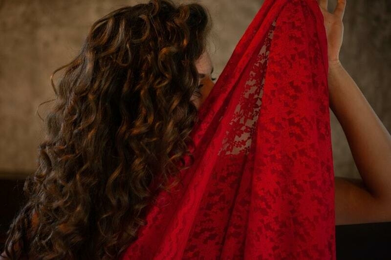 красный цвет пробуждает тайные желания