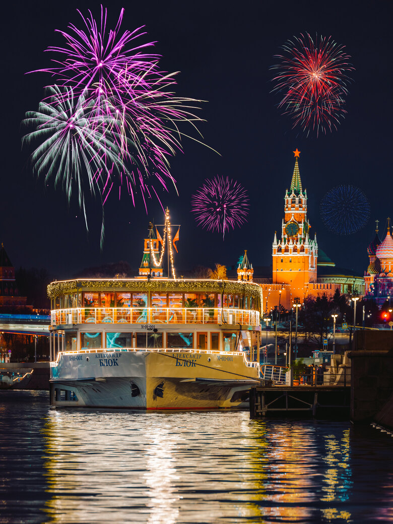 Новогодние Корпоративы 2022 на Москве-реке на палубах Yacht Event