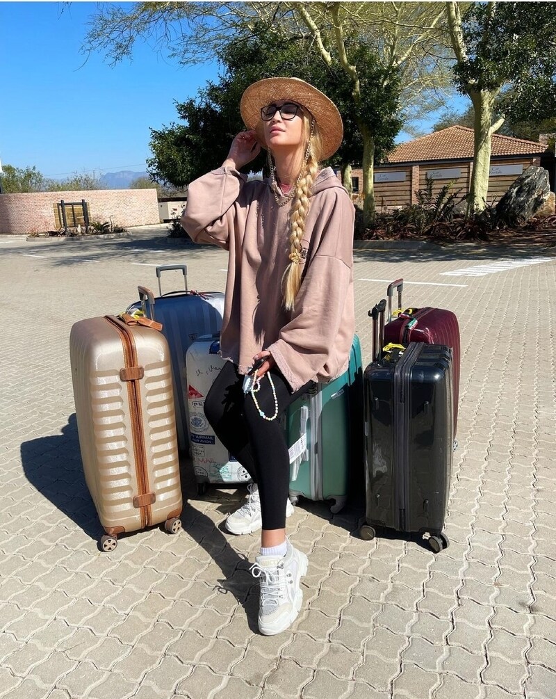 Жизнь на чемоданах уже давно стала для артистки привычной