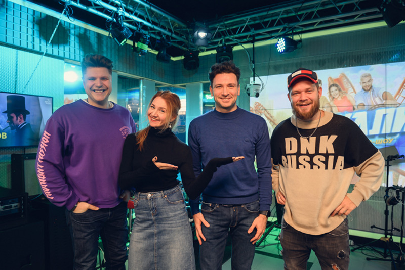 Антон Хабаров с ведущими драйв-шоу «Поехали»