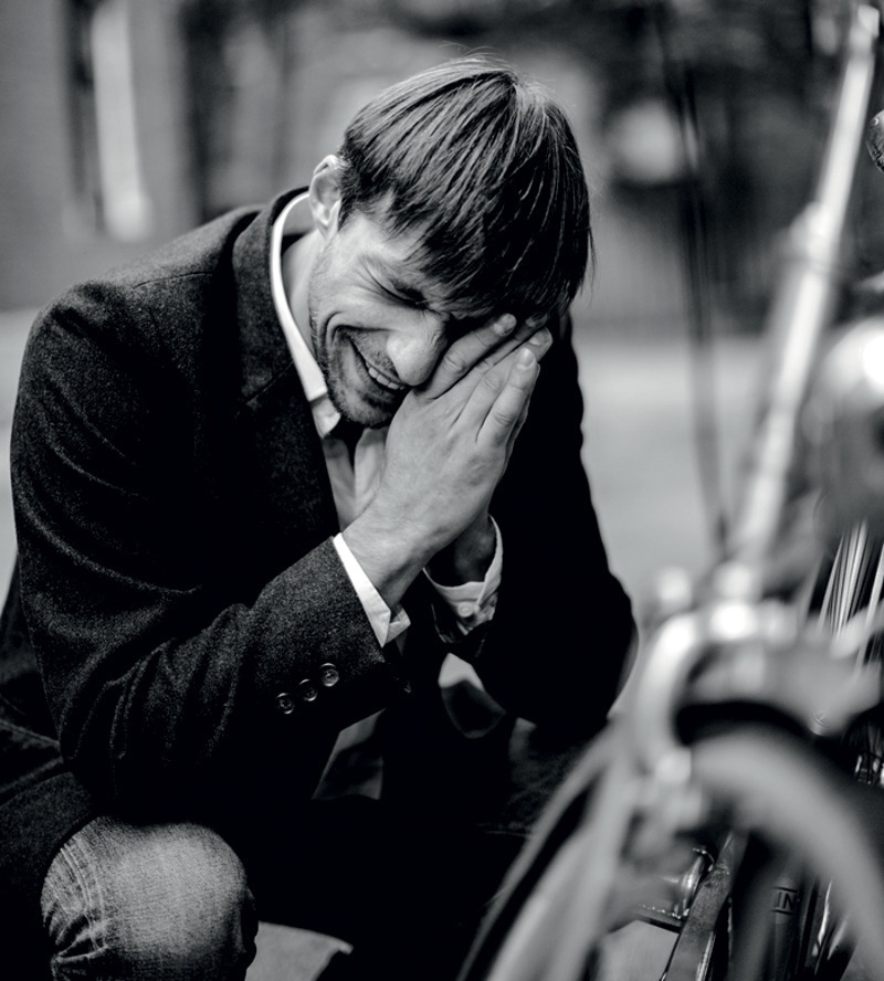 "Я переехал в Москву. Мы с друзьями сняли дом, ласково называли его «изба». И как только это произошло, я встретил прекрасную девушку в Питере"