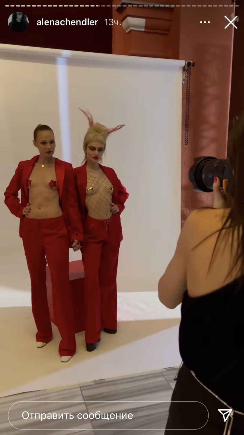 Вдова Децла позировала перед фотографами с оголенной грудью