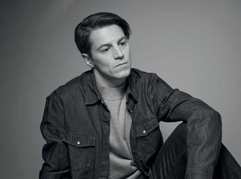 В жилах актера течет русская, грузинская и испанская кровь. Его отец был инженером-проектировщиком, мама работала В ЖЭКЕ