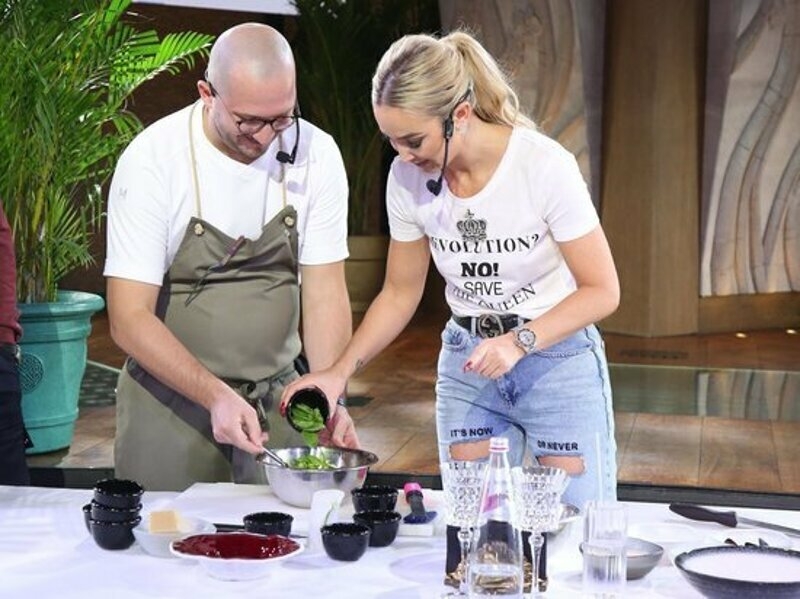 Ольга Бузова на съемках кулинарного шоу "Бузова на кухне"