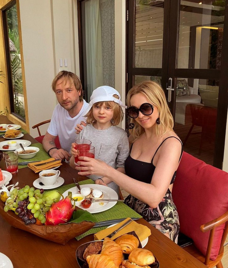 Яна и Евгений муж и жена уже больше 10 лет