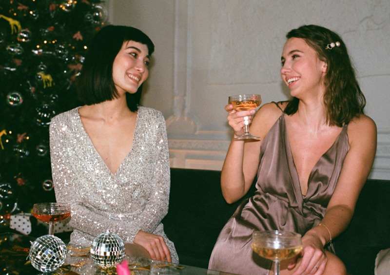 Декольте и блестки - беспроигрышный выбор для Нового года