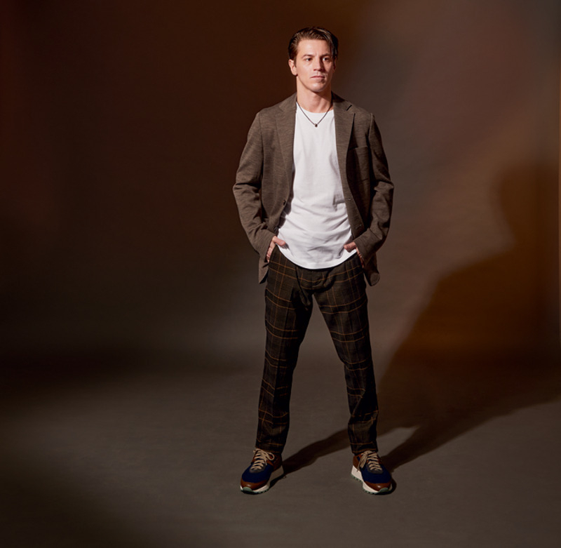 Пиджак и кроссовки, все – Pal Zileri (Live Pr); футболка, United Colors of Benetton; брюки, Sisley; подвеска, Bikkembergs (Live Pr)