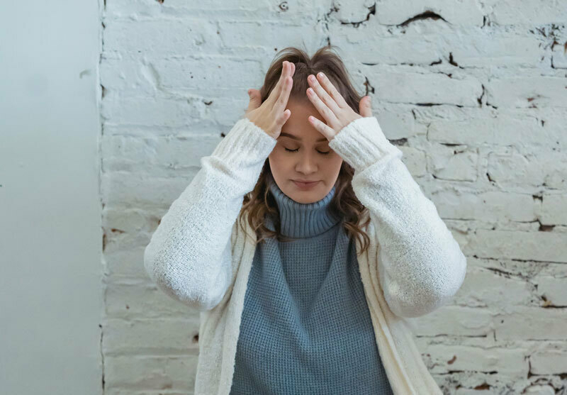 Избыток соли зедерживает жидкость в организме, что приводит к отекам и боли в голове