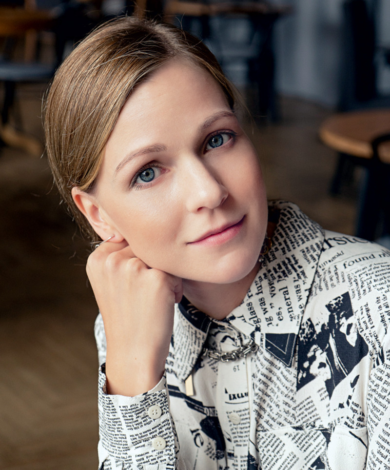 "Я смотрела на кольцо на пальце, бледнела, краснела, слезы у меня текли по щекам. И я не понимала, это серьезно или Алексей так пошутил"