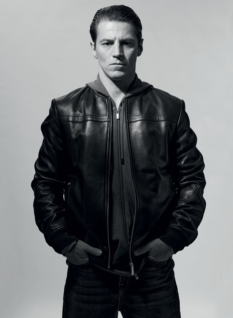 Куртка и браслет, все – Bikkembergs (Live Pr); свитер, Pal Zileri (LivePr); джинсы, Iceberg (Live Pr)