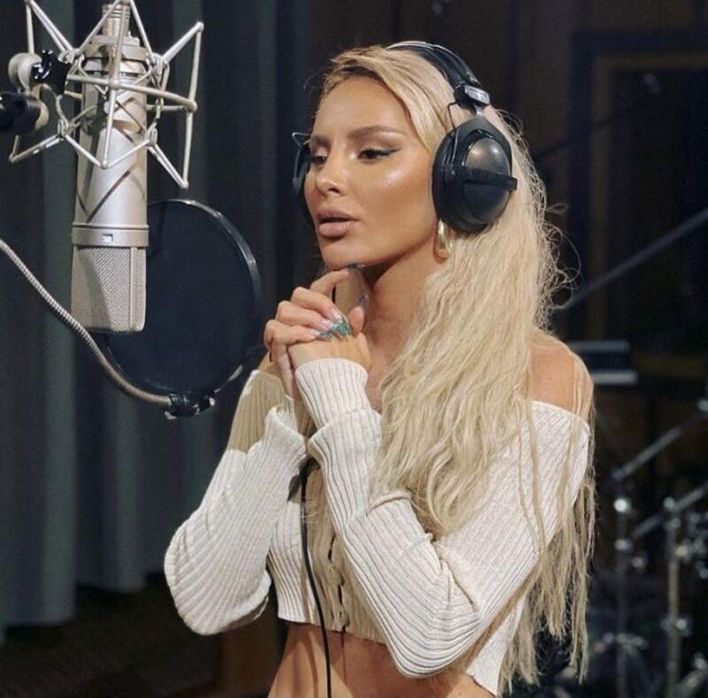 Певица предстала в новом образе