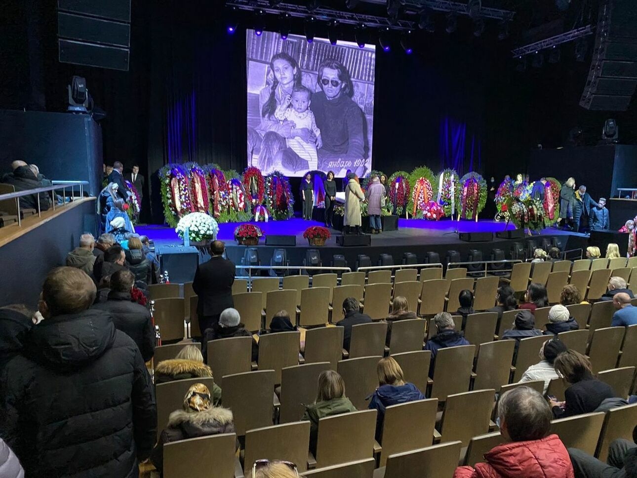 Рядом с гробом Александра Градского стояли его старшие наследники - Мария и Даниил