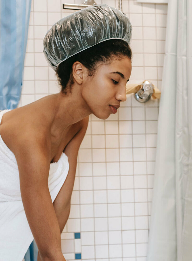 После того как нанесли маску на волосы, наденьте шапочку