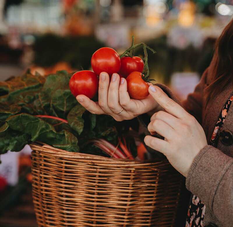 Люди забрасывают друг друга помидорами в течение часа