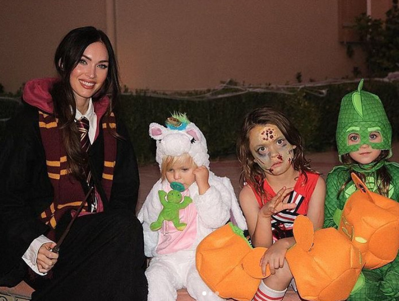 Меган Фокс с детьми