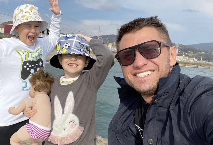 Павел Прилучный с детьми