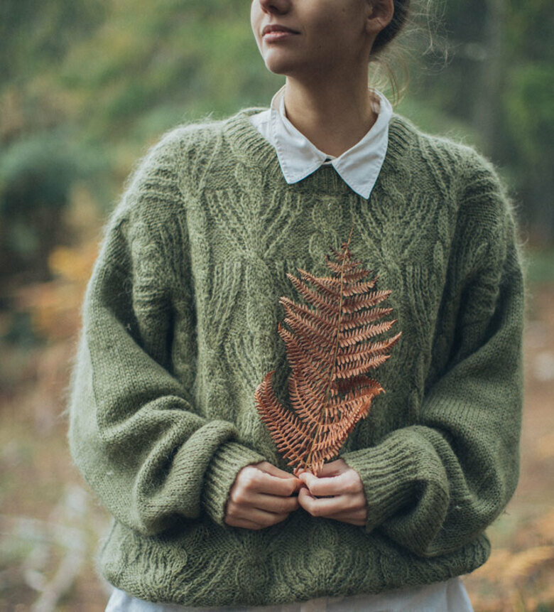 Крупные «косы» на свитере уже второй год остаются в моде