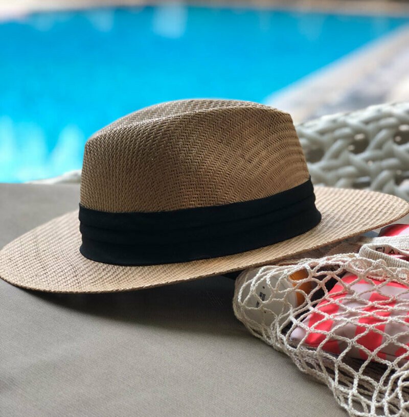 Одежда, которая держит жесткую форму, сдается в химчистку