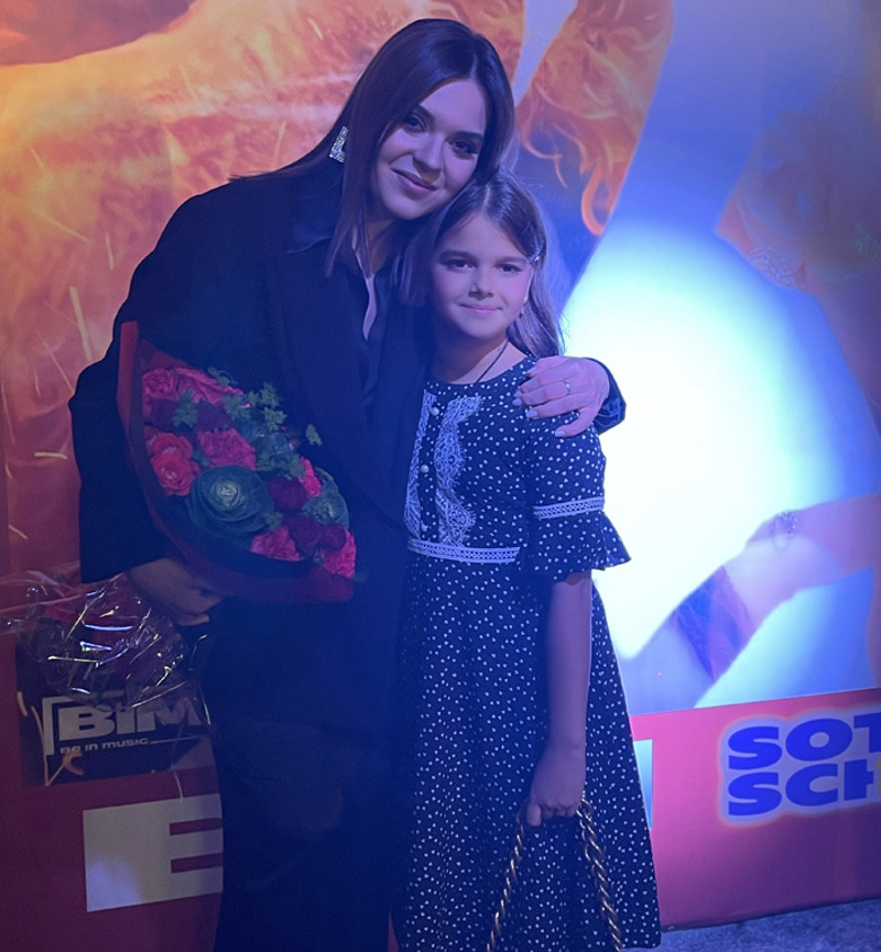 Аделина Сотникова и Екатерина Васильева, исполнительница главной детской роли в клипе «Сталь»