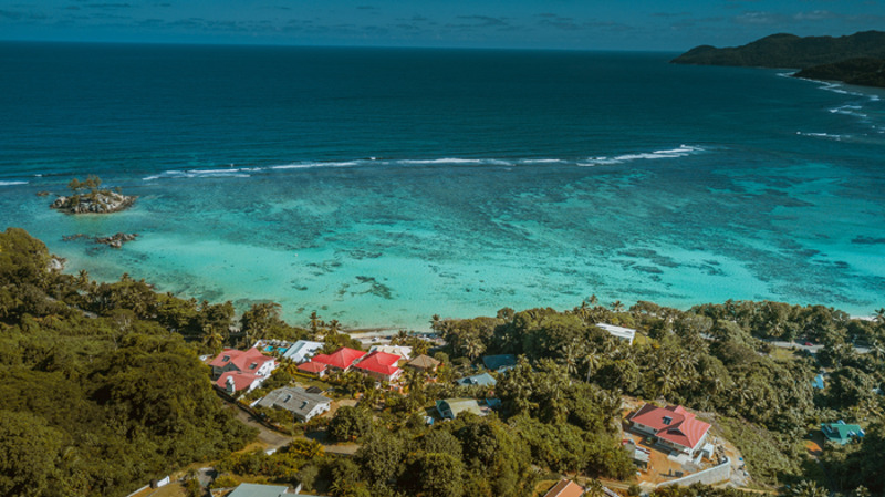 На Сейшелах порой нет волнорезов – и сильные волны сбивают с ног еще при заходе