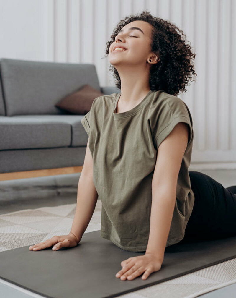 Если вам сложно стоять на руках, опуститесь на локти