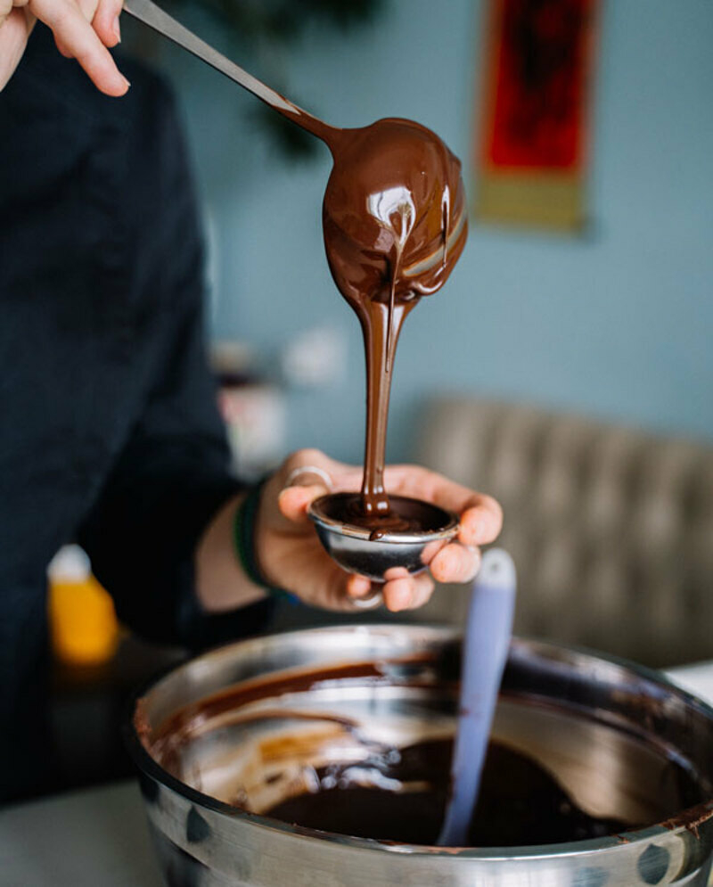 В горячий шоколад мокаем батончики