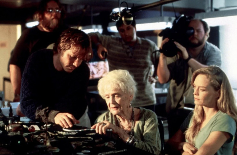 Глория Стюарт (в центре)