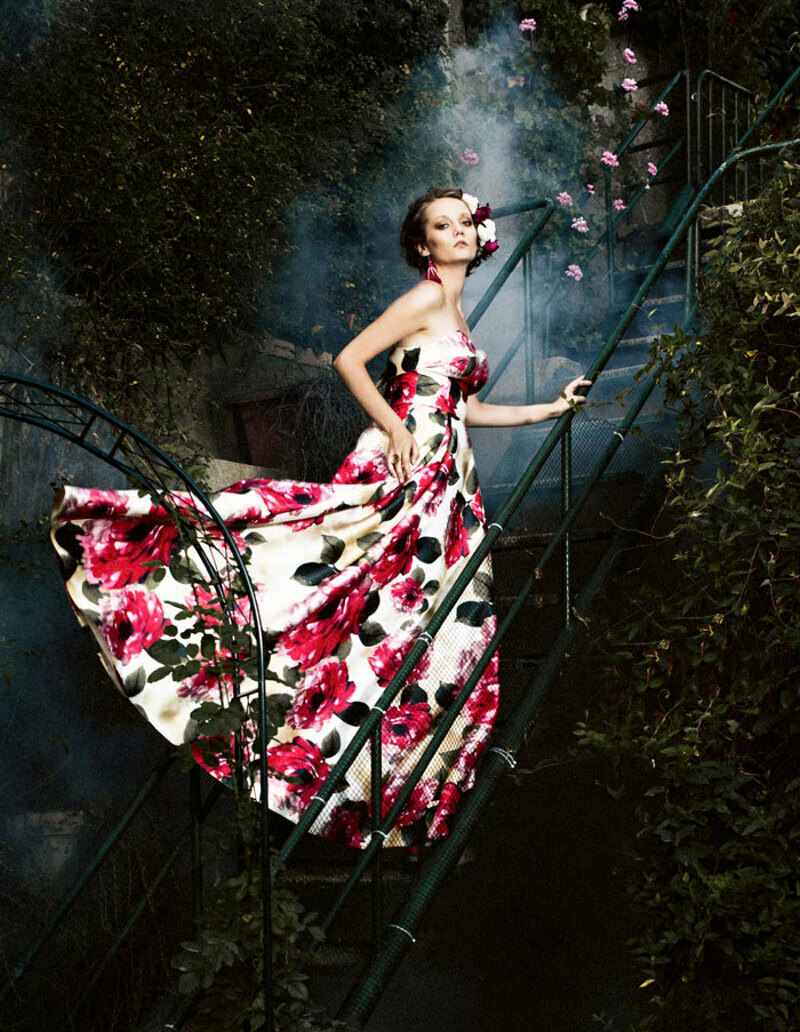 Средний и крупный цветочный принт визуально уменьшит объем