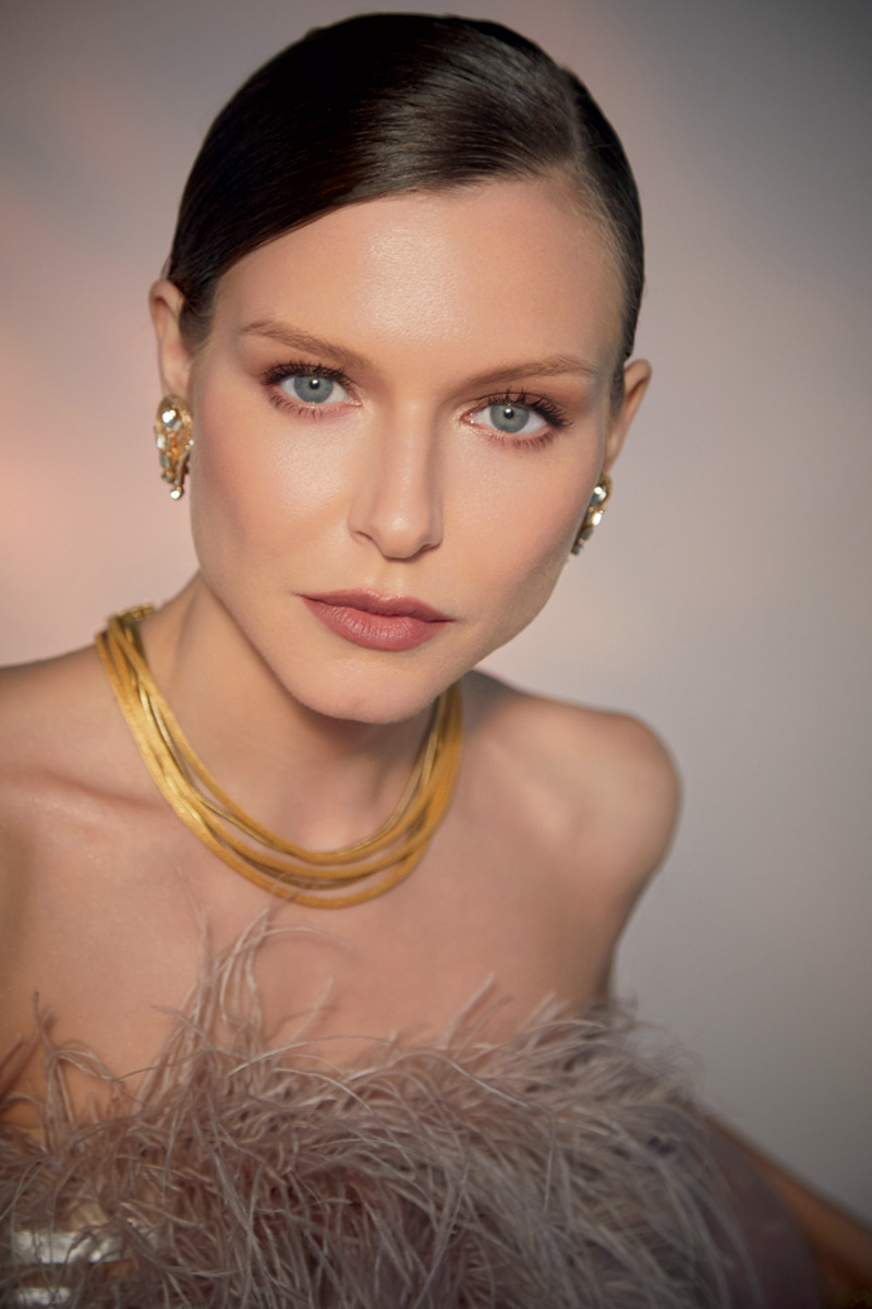 Платье, Yana dress; серьги и колье, все – из коллекции Vintage dream