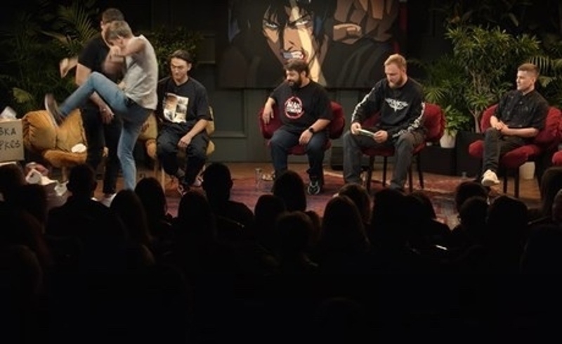 Алексей Щербаков раскидал подарки Давы по студии