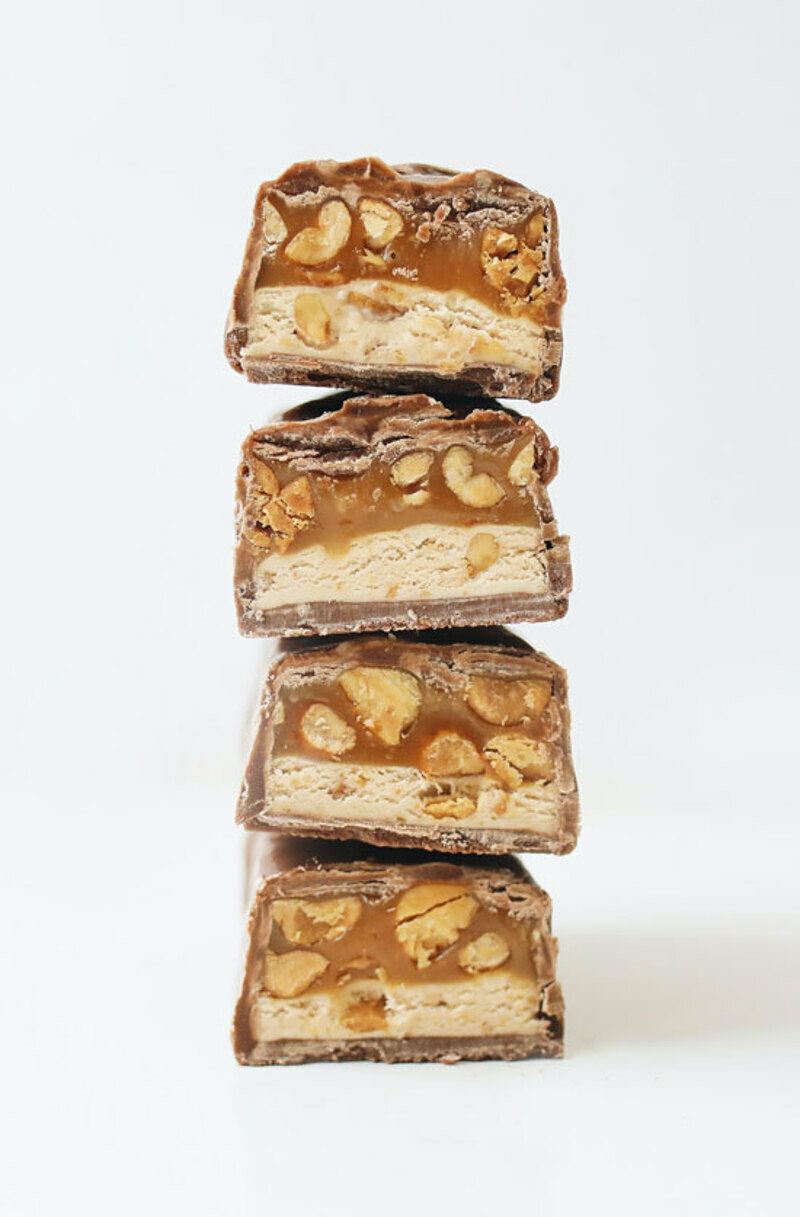 Для нуги понадобятся белки, сахар, мед и вода